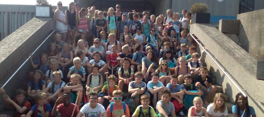 Ontmoetingsdag eerste jaar secundair onderwijs middenschool Sint-Pieter Oostkamp: groepsfoto in Blankenberge.